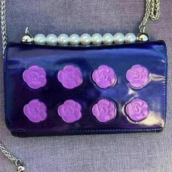 CHANEL Iridescent Camellia Makeup Palette CC Logo Patent Leather Bifold Wallet - Picture 4 of 9